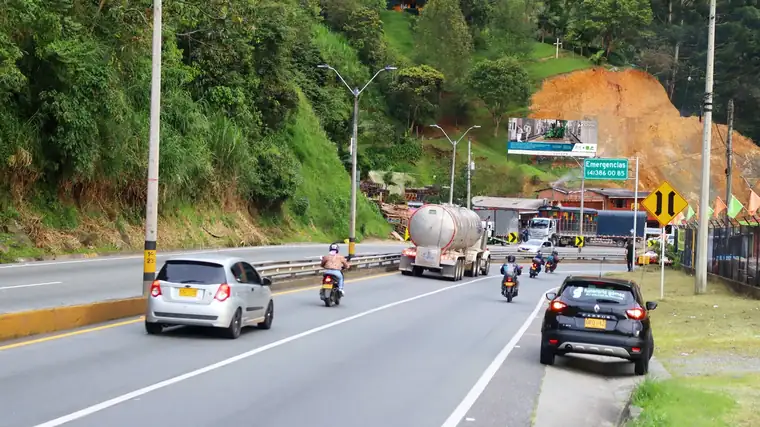 Valla publicitaria PRB-015 de Hercas en Autopista Medellín–Bogotá