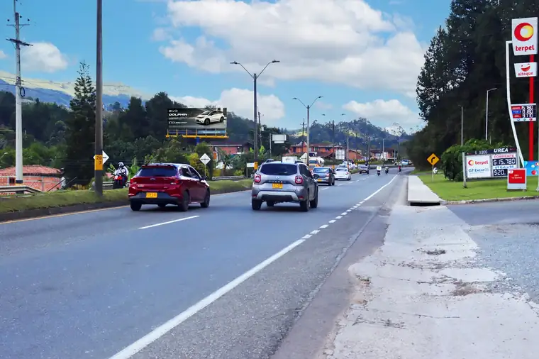 Valla publicitaria PRB-022 de Hercas en Autopista Medellín–Bogotá