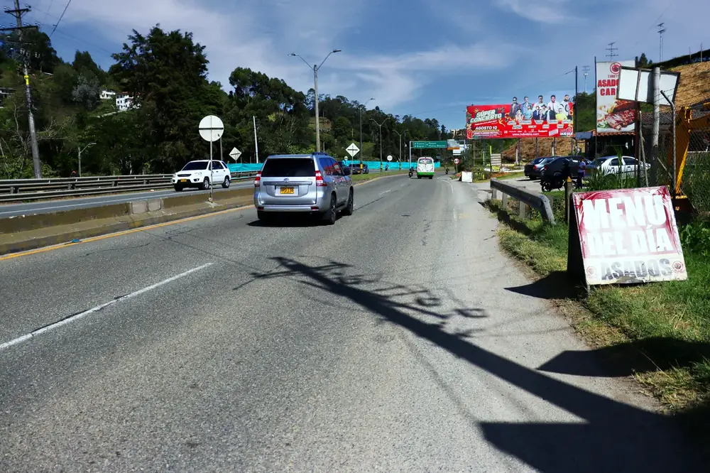Valla publicitaria PRB-027 de Hercas en Autopista Medellín–Bogotá